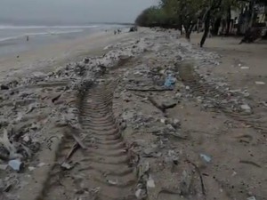 840 Ton Sampah Kiriman Jejali Pantai di Badung Sejak Oktober