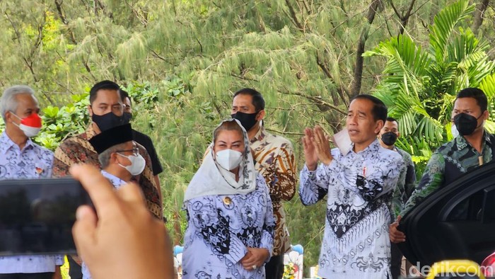 Presiden Jokowi dan Gubernur Ganjar Pranowo semobil usai acara HUT PGRI di Semarang, Sabtu (3/12/2022).