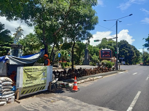Proses pemasangan tiang kamera monitoring dan ETLE di Simpang Surapati, Kecamatan Jembrana, Bali, tepatnya di depan Pos Sudirman Dewata, Sabtu (3/12/2022).