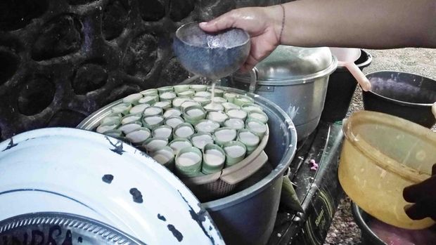 Proses pengukusan jaje (kue) cerorot di kediaman Ketut Darsini. Foto: Made Wijaya Kusuma