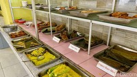 Noneng, generasi kedua pemilik RM Hj. Nunung menjelaskan kalau dari awal rumah makan ini memang mengusung konsep prasmanan. Rumah makan ini telah berdiri sejak tahun 1986. Foto: detikFood/Yenny Mustika Sari