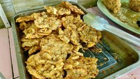 Bakwan udangnya sangat renyah, udang yang digunakan kecil-kecil namun melimpah. Rasanya gurih berbumbu, membuat makan kita makin lahap.  Foto: detikFood/Yenny Mustika Sari