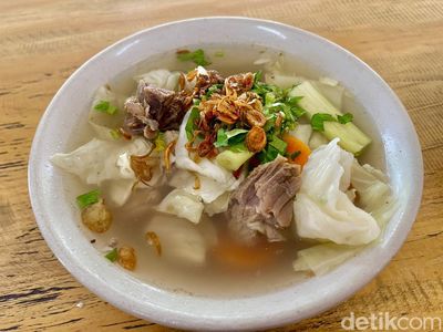 Cicip Sop Daging Langganan Pejabat di Rumah Makan Legendaris Ini