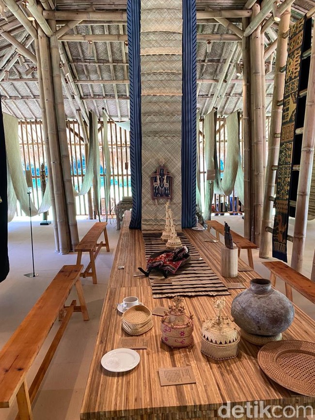 Selain kain, masyarakat Sumba juga piawai menganyam. Hasilnya seperti Tikar Bersisik yang menghiasi instalasi di Rumah Sumba ini. Terbuat dari daun pandan, obyek berukuran 527 x 49,5 cm ini merupakan hasil karya artisan di kampung Mbatakapidu, Waingapu. (Foto: Daniel Ngantung/detikcom)