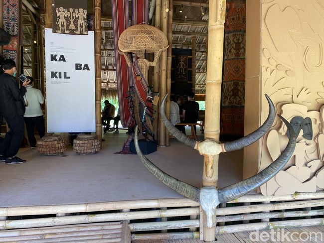 Bak museum kecil, rumah etnik beratap dedaunan kering ini menjadi tempat bagi Edo, begitu sapaan akrab sang desainer, memamerkan koleksi kain hingga perkakas seserahan untuk raja-raja di Sumba yang didapatnya sejak pertama kali menginjakkan kaki di tanah Sumba 20 tahun lalu. Di pintu masuk, pengunjung disambut Kadu Karambua Tanduk Kerbau yang biasa hadir di upacara penguburan para raja dan kaum bangsawan. (Foto: Daniel Ngantung/detikcom)