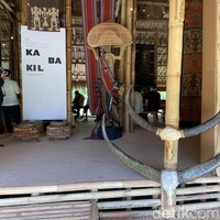 Bak museum kecil, rumah etnik beratap dedaunan kering ini menjadi tempat bagi Edo, begitu sapaan akrab sang desainer, memamerkan koleksi kain hingga perkakas seserahan untuk raja-raja di Sumba yang didapatnya sejak pertama kali menginjakkan kaki di tanah Sumba 20 tahun lalu. Di pintu masuk, pengunjung disambut Kadu Karambua Tanduk Kerbau yang biasa hadir di upacara penguburan para raja dan kaum bangsawan. (Foto: Daniel Ngantung/detikcom)