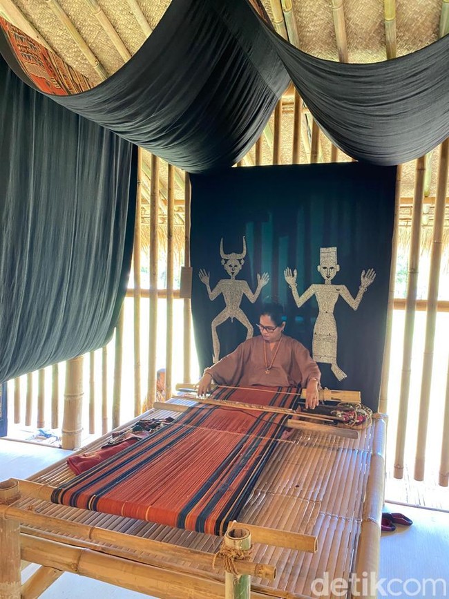 Di Rumah Sumba, pengunjung juga dapat melihat proses menenun hingga menganyam yang dilakukan oleh masyarakat asli. Edo mendatangkan mereka secara khusus dari Sumba. (Foto: Daniel Ngantung/detikcom)
