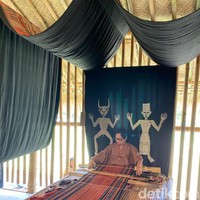 Di Rumah Sumba, pengunjung juga dapat melihat proses menenun hingga menganyam yang dilakukan oleh masyarakat asli. Edo mendatangkan mereka secara khusus dari Sumba. (Foto: Daniel Ngantung/detikcom)