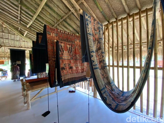 Kain Sumba berukuran 634 x 88 cm yang dipesan Edo secara khusus dari para mama artisan lokal ikut dipamerkan di Rumah Sumba. Bagi masyarakat Sumba, kain memegang peranan penting dalam perjalanan hidup mereka karena dicipta untuk seremoni kelahiran, perkawinan, hingga kematian. (Foto: Daniel Ngantung/detikcom)