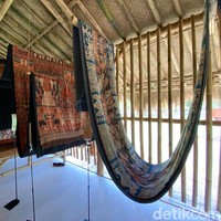 Kain Sumba berukuran 634 x 88 cm yang dipesan Edo secara khusus dari para mama artisan lokal ikut dipamerkan di Rumah Sumba. Bagi masyarakat Sumba, kain memegang peranan penting dalam perjalanan hidup mereka karena dicipta untuk seremoni kelahiran, perkawinan, hingga kematian. (Foto: Daniel Ngantung/detikcom)