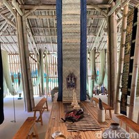 Selain kain, masyarakat Sumba juga piawai menganyam. Hasilnya seperti Tikar Bersisik yang menghiasi instalasi di Rumah Sumba ini. Terbuat dari daun pandan, obyek berukuran 527 x 49,5 cm ini merupakan hasil karya artisan di kampung Mbatakapidu, Waingapu. (Foto: Daniel Ngantung/detikcom)