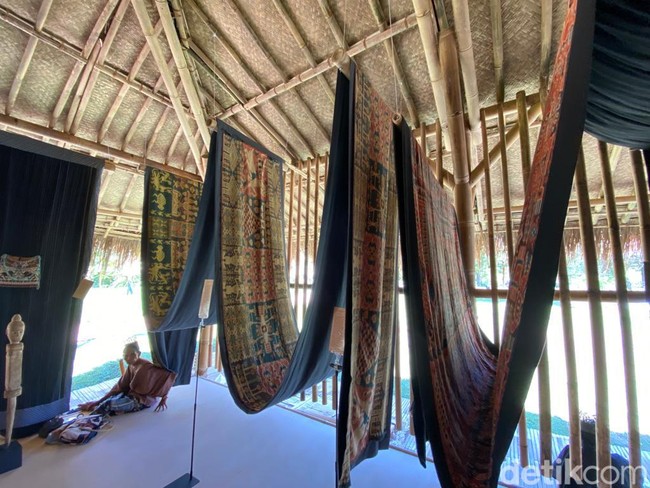 Kain tenun ikat Sumba ini bernama Rohu Banggi atau kain perang yang dililit sebagai pelindung badan. Motifnya beragam, mulai dari hewan seperti buaya, kura-kura, ayam, kuda hingga manusia dan rumah. Masing-masing mewakili filosofi tersendiri. Kura-kura hadir sebagai simbol kesaktian dan kebesaran. Adapun buaya di kain dari Kerajaan Pau, Sumba Timur, ini merujuk pada kekuasaan raja. (Foto: Daniel Ngantung/detikcom)