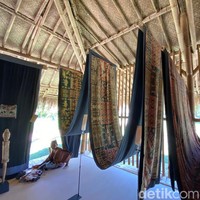 Kain tenun ikat Sumba ini bernama Rohu Banggi atau kain perang yang dililit sebagai pelindung badan. Motifnya beragam, mulai dari hewan seperti buaya, kura-kura, ayam, kuda hingga manusia dan rumah. Masing-masing mewakili filosofi tersendiri. Kura-kura hadir sebagai simbol kesaktian dan kebesaran. Adapun buaya di kain dari Kerajaan Pau, Sumba Timur, ini merujuk pada kekuasaan raja. (Foto: Daniel Ngantung/detikcom)