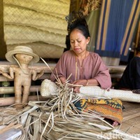 Tatu Analodu, salah satu mama yang diboyong Edo, sedang membuat semacam patung manusia dari daun pandan. Menurut kepercayaan Marapu, agama kuno di Sumba, benda tersebut diyakini dapat menangkal bala penyakit. Selain bangga bisa terlibat di Rumah Sumba, Tatu juga mengaku senang karena untuk pertama kalinya dia bepergian dengan pesawat. (Foto: Daniel Ngantung/detikcom)
