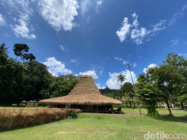Desainer Edward Hutabarat menggelar peragaan busana koleksi Autumn-Winter 2023 di Candi Borobudur, Magelang, Jawa Tengah, pada Rabu (30/11/2022). Bertajuk Kabakil, presentasi kolosal dari koleksi yang mengangkat keindahan wastra khas Sumba, Nusa Tenggara Timur (NTT), ini disertai sebuah instalasi bernama Rumah Sumba. (Foto: Daniel Ngantung/detikcom)