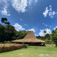 Desainer Edward Hutabarat menggelar peragaan busana koleksi Autumn-Winter 2023 di Candi Borobudur, Magelang, Jawa Tengah, pada Rabu (30/11/2022). Bertajuk Kabakil, presentasi kolosal dari koleksi yang mengangkat keindahan wastra khas Sumba, Nusa Tenggara Timur (NTT), ini disertai sebuah instalasi bernama Rumah Sumba. (Foto: Daniel Ngantung/detikcom)