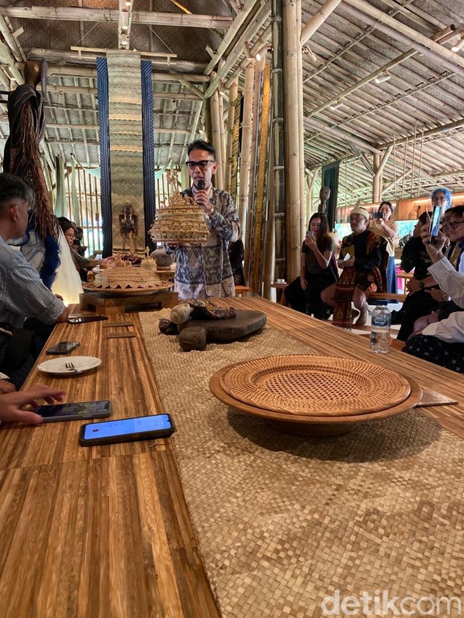 Saya harus berkejar-kejaran dengan Mick Jagger dan David Bowie untuk mengumpulkan barang-barang ini. Saya terlambat menyelamatkan sebuah emas. Namun, ini sudah lebih baik daripada tidak melakukan apa-apa, kata pria yang sudah 44 tahun menekuni profesi sebagai desainer ini. (Foto: Daniel Ngantung/detikcom)