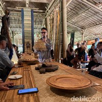 Saya harus berkejar-kejaran dengan Mick Jagger dan David Bowie untuk mengumpulkan barang-barang ini. Saya terlambat menyelamatkan sebuah emas. Namun, ini sudah lebih baik daripada tidak melakukan apa-apa, kata pria yang sudah 44 tahun menekuni profesi sebagai desainer ini. (Foto: Daniel Ngantung/detikcom)