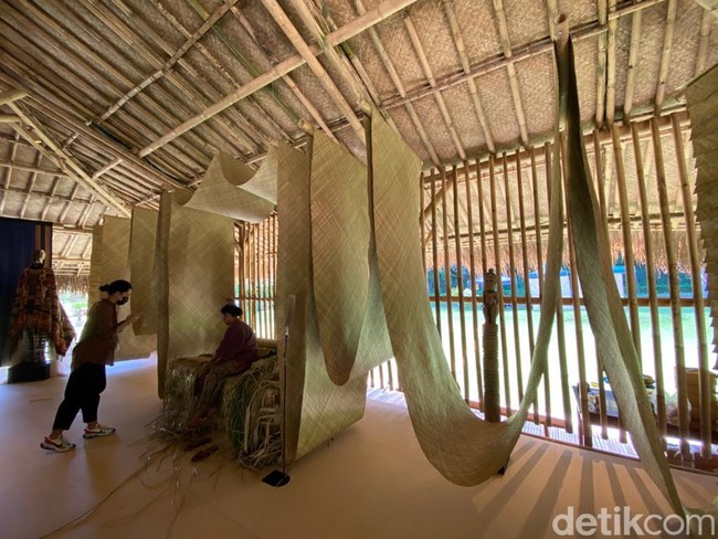 Edo berharap Rumah Sumba ini dapat menginspirasi masyarakat Indonesia untuk mengapresiasi kebudayaan negeri sendiri, khususnya dari Sumba, dan ikut ambil bagian dalam upaya pelestariannya. Walau, katanya, koleksi ini di sini hanya mencakup sebagian kecil dari kekayaan Sumba. Di sini hanya mencakup 5 persen dari kekayaan budaya Sumba. Saya butuh 15 rumah adat lagi untuk menampung semuanya, kata Edo. (Foto: Daniel Ngantung/detikcom)