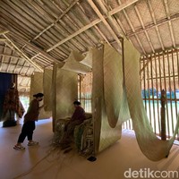 Edo berharap Rumah Sumba ini dapat menginspirasi masyarakat Indonesia untuk mengapresiasi kebudayaan negeri sendiri, khususnya dari Sumba, dan ikut ambil bagian dalam upaya pelestariannya. Walau, katanya, koleksi ini di sini hanya mencakup sebagian kecil dari kekayaan Sumba. Di sini hanya mencakup 5 persen dari kekayaan budaya Sumba. Saya butuh 15 rumah adat lagi untuk menampung semuanya, kata Edo. (Foto: Daniel Ngantung/detikcom)