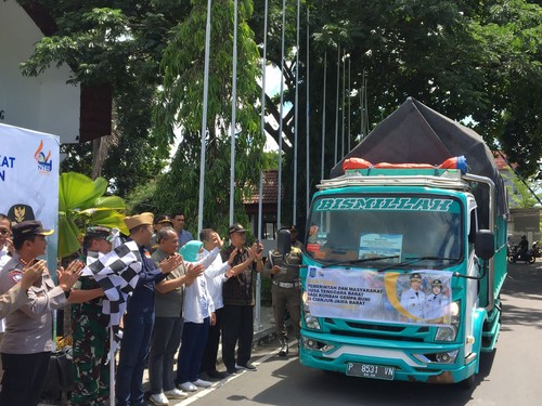 Sebanyak dua truk bantuan berupa kuliner dari Provinsi Nusa Tenggara Barat dikirim untuk korban gempa bumi di Cianjur, Jawa Barat, pada Sabtu (3/12/2022).