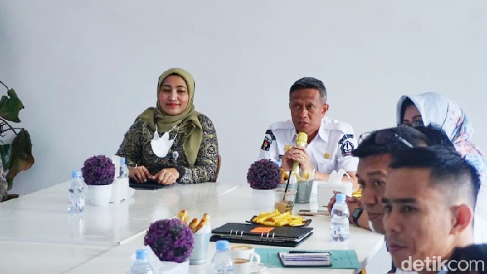 Sekda Bone Andi Islamuddin saat rapat dengan BPJS terkait penerapan UHC tahun 2023.