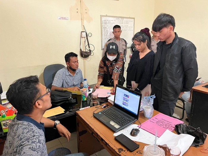 Sepasang kekasih yakni RO (23) dan AR (22) saat diamankan sementara di Polsek Bintan Utara sebelum dibawa ke Batam. (Foto:Istimewa)
