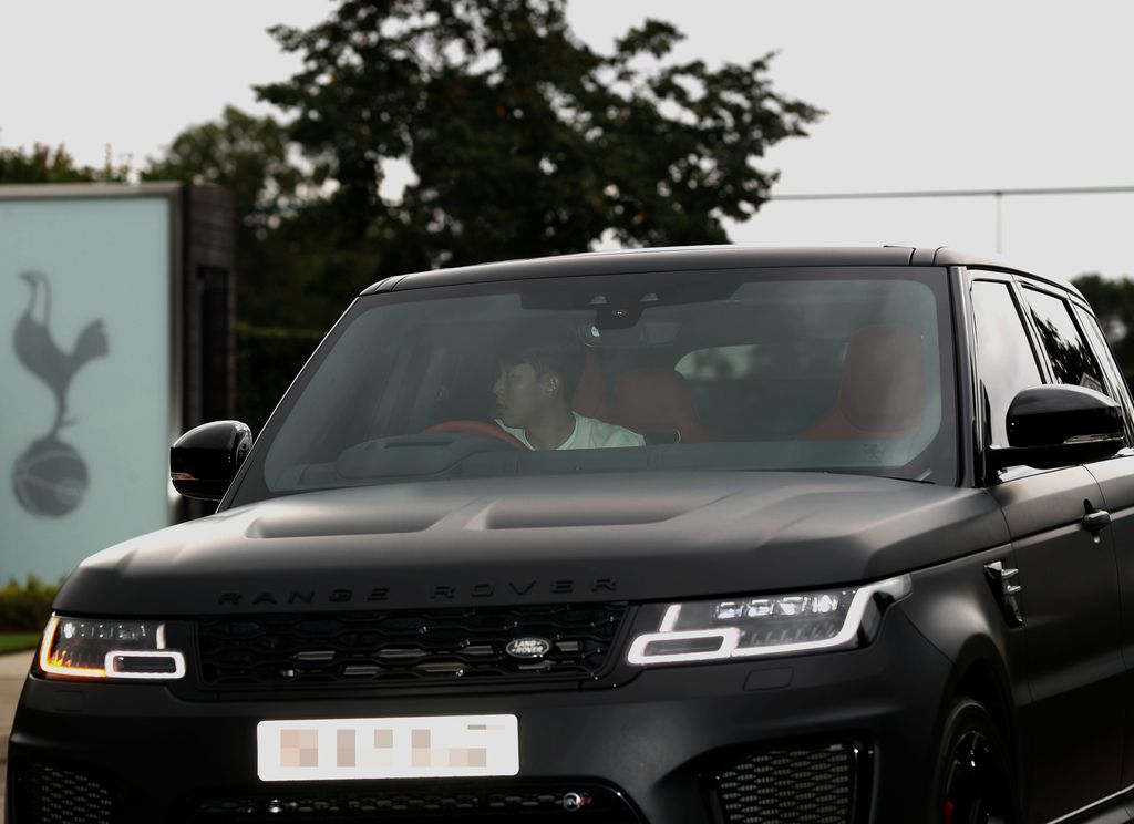 Son Heung-min naik Range Rover.