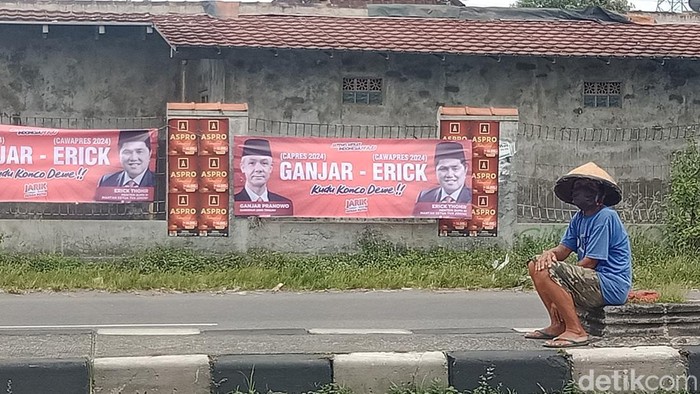 Spanduk Ganjar Pranowo-Erickh Thohir bertebaran di Jalan Jogja-Solo, Sabtu (3/12/2022).
