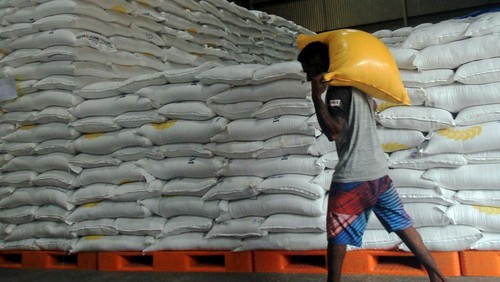Pekerja mengangkat beras di Gudang Bulog Santorosa, Jayapura, Papua, Jumat (2/12/2022). Perum Bulog Kantor Wilayah Papua dan Papua Barat menyebutkan ketersediaan stok beras mencapai 32 ribu ton (data terakhir pekan IV November 2022) atau mencukupi untuk memenuhi kebutuhan masyarakat selama empat bulan, termasuk untuk kebutuhan Natal 2022 dan Tahun Baru 2023. ANTARA FOTO/Gusti Tanati/app/aww.