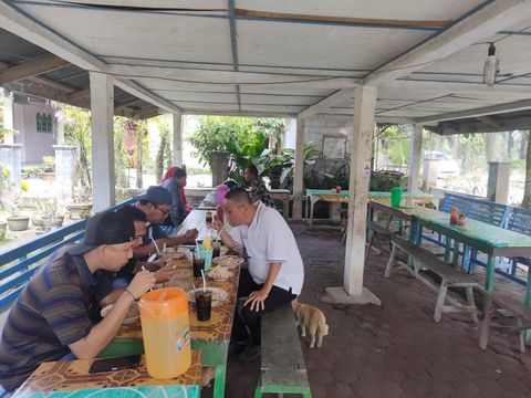 Suasana warung pojok, menjual lontong pecal legendaris sejak tahun 1980 di Asahan.