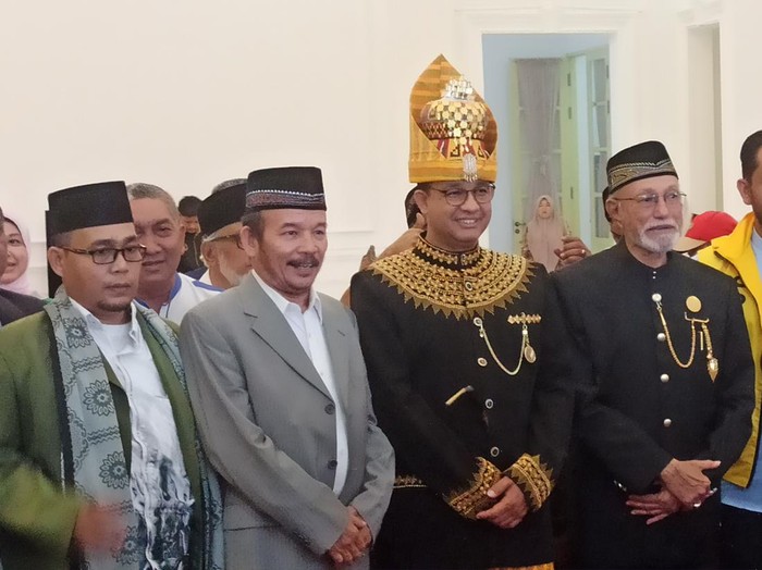 Anies Baswedan bertemu dengan Wali Nanggroe Malik Mahmud Al-Haytar serta sejumlah ulama. Foto: Agus/detikSumut