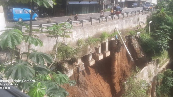Tanah longsor di Kabupaten Bogor berimbas jalan terancam amblas.