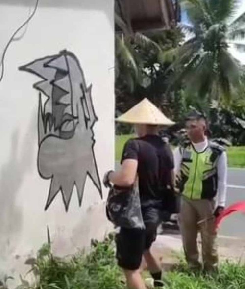 Tangkapan layar aksi vandalisme yang dilakukan bule pada bangunan milik warga Tegallalang, Gianyar, Sabtu (3/12/2022). (Istimewa)