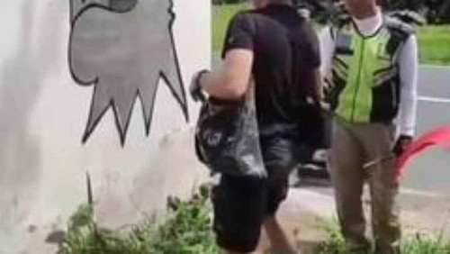 Tangkapan layar aksi vandalisme yang dilakukan bule pada bangunan milik warga Tegallalang, Gianyar, Sabtu (3/12/2022). (Istimewa)