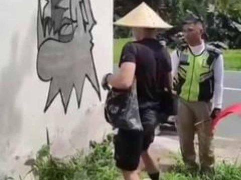 Tangkapan layar aksi vandalisme yang dilakukan bule pada bangunan milik warga Tegallalang, Gianyar, Sabtu (3/12/2022). (Istimewa)