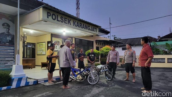 Tiga pembalap liar di Ngawi diamankan di Polsek Karangjati, Ngawi