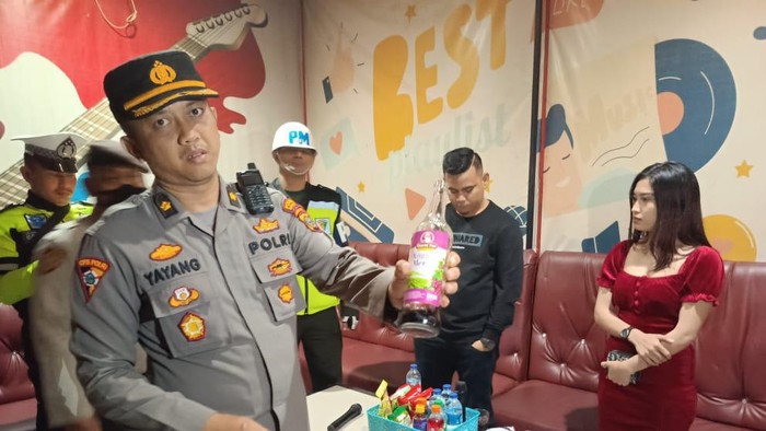 Tim gabungan saat melakukan razia di dua lokasi karaoke di Kisaran. (Foto: Istimewa)