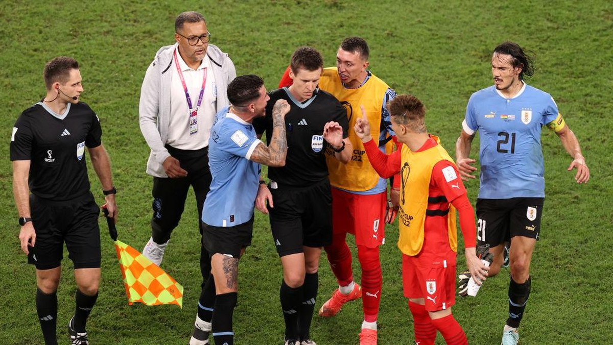 Pemainn Uruguay protes ke wasit usai laga melawan Ghana. (Foto: Getty Images/Ryan Pierse)