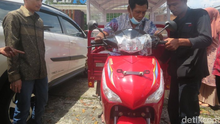 Tohir difabel di Banyumas dihadiahi motor roda tiga untuk mobilitas berjualan