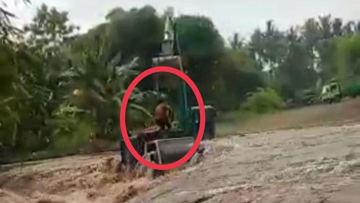 Truk Muat Las Terseret Derasnya Banjir Sungai Banyuwangi, Sopir Selamat