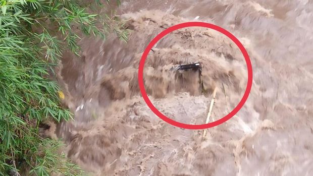 Truk Muat Las Terseret Derasnya Banjir Sungai Banyuwangi, Sopir Selamat