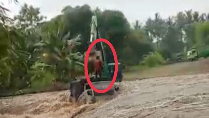 Truk Muat Las Terseret Derasnya Banjir Sungai Banyuwangi, Sopir Selamat