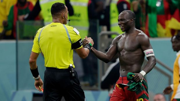 Vincent Aboubakar LUSAIL, QATAR - DECEMBER 2: Vincent Aboubakar of Cameroon receives a red card from referee Ismail Elfath during the World Cup match between Cameroon v Brazil at the Lusail Stadium on December 2, 2022 in Lusail Qatar (Photo by Rico Brouwer/Soccrates/Getty Images)