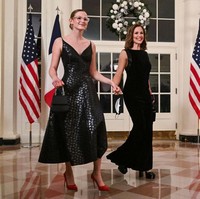 Jennifer Garner juga memilih gaun hitam panjang model boat neck. Ia melengkapi penampilannya dengan sepatu dan clutch berwarna senada. Foto: Getty Images/Nathan Howard
