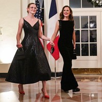 Violet dan Jennifer mengenakan busana hitam. Violet yang kini sudah berusia 17 tahun mengenakan gaun hitam berpotongan leher heart-shaped koleksi Carolina Herrera. Foto: Getty Images/Nathan Howard