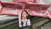 detikfood mendapat Jennie dari pembelian sebungkus Oreo BLACKPINK. Photocard ini menampilkan Jennie berpose dengan sekeping Oreo.
