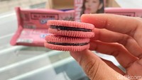 Penampakan Oreo BLACKPINK dari samping. Isian dark chocolate-nya cukup banyak, sebanding dengan ukuran biskuit Oreo.  