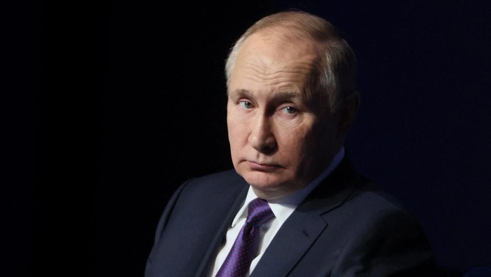 Putin Gelar Rapat Usai Serangan Drone Hantam Pangkalan Udara Rusia