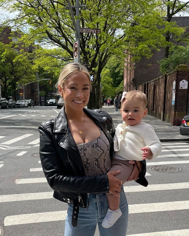 Amerika Serikat, Elise Hansen, Istri Aaron LongPara WAGs AS yang ikut menemani pasangan bertanding di Piala Dunia Qatar juga ikut berbahagia. Salah satunya adalah Elise Hansen yang merupakan istri dari Aaron Long. Elise adalah mantan asisten eksekutif di sebuah firma konsultan manajemen.Foto: Instagram